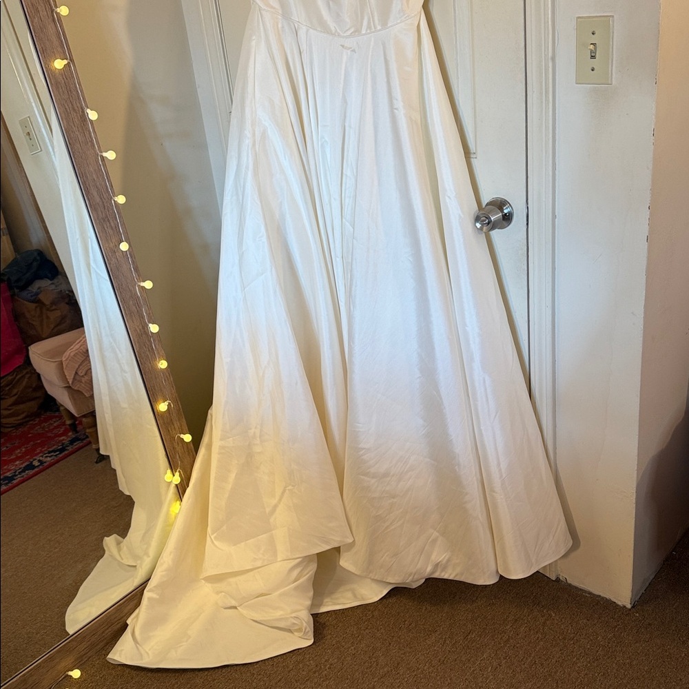 Jenny by Jenny Yoo
Lawrence Square-Neck Open-Back Taffeta
Wedding Gown - Picture 12 of 17